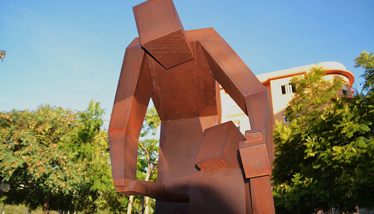 'Primeros pasos', detalle figuras mirándose y relacionándose