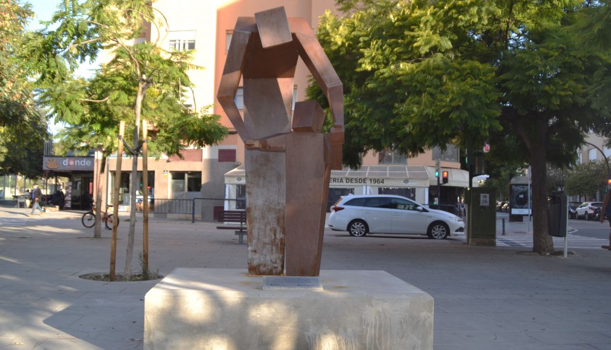 'Primeros pasos', banco pedestal.