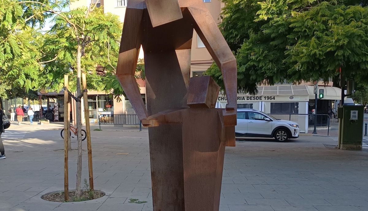 'Primeros pasos', la abstracción figurativa al servicio del simbolismo social.