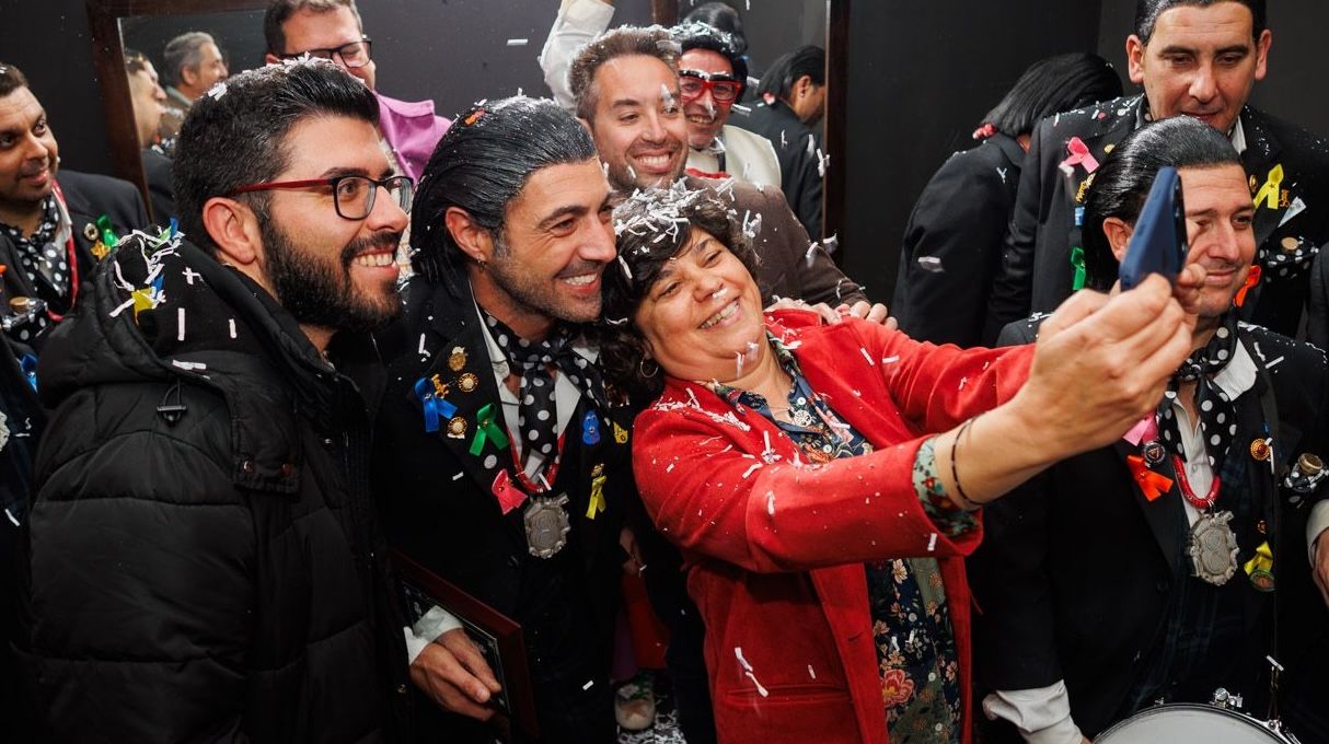La alcaldesa Carmen Álvarez, con parte de su gobierno, y el pregonero del Carnaval de Sanlúcar, Antonio Álvarez el Bizcocho.