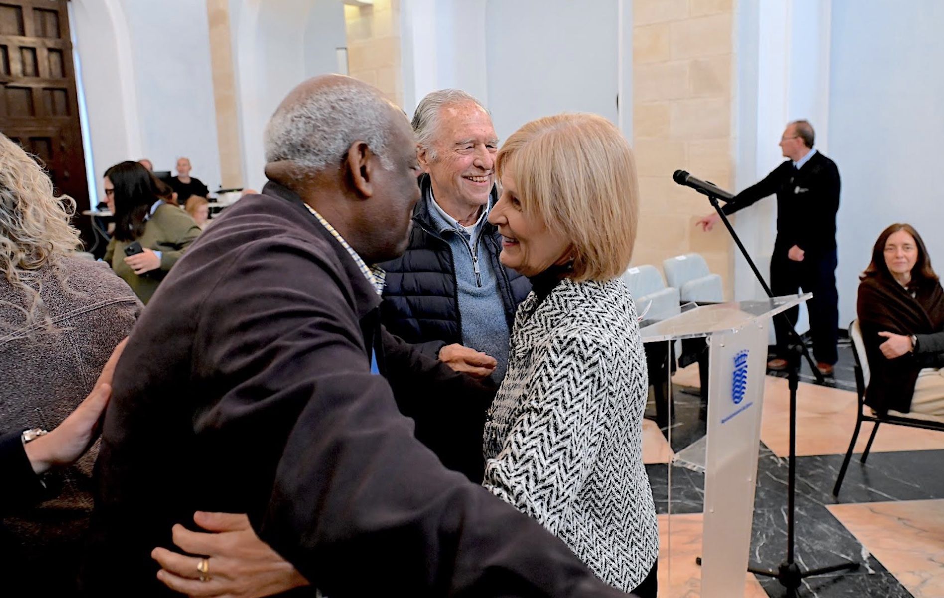 Eddy Jean Paul y Ángel León Lara, junto a la Alcaldesa tras ser nombrados Hijos Adoptivos de Jerez.