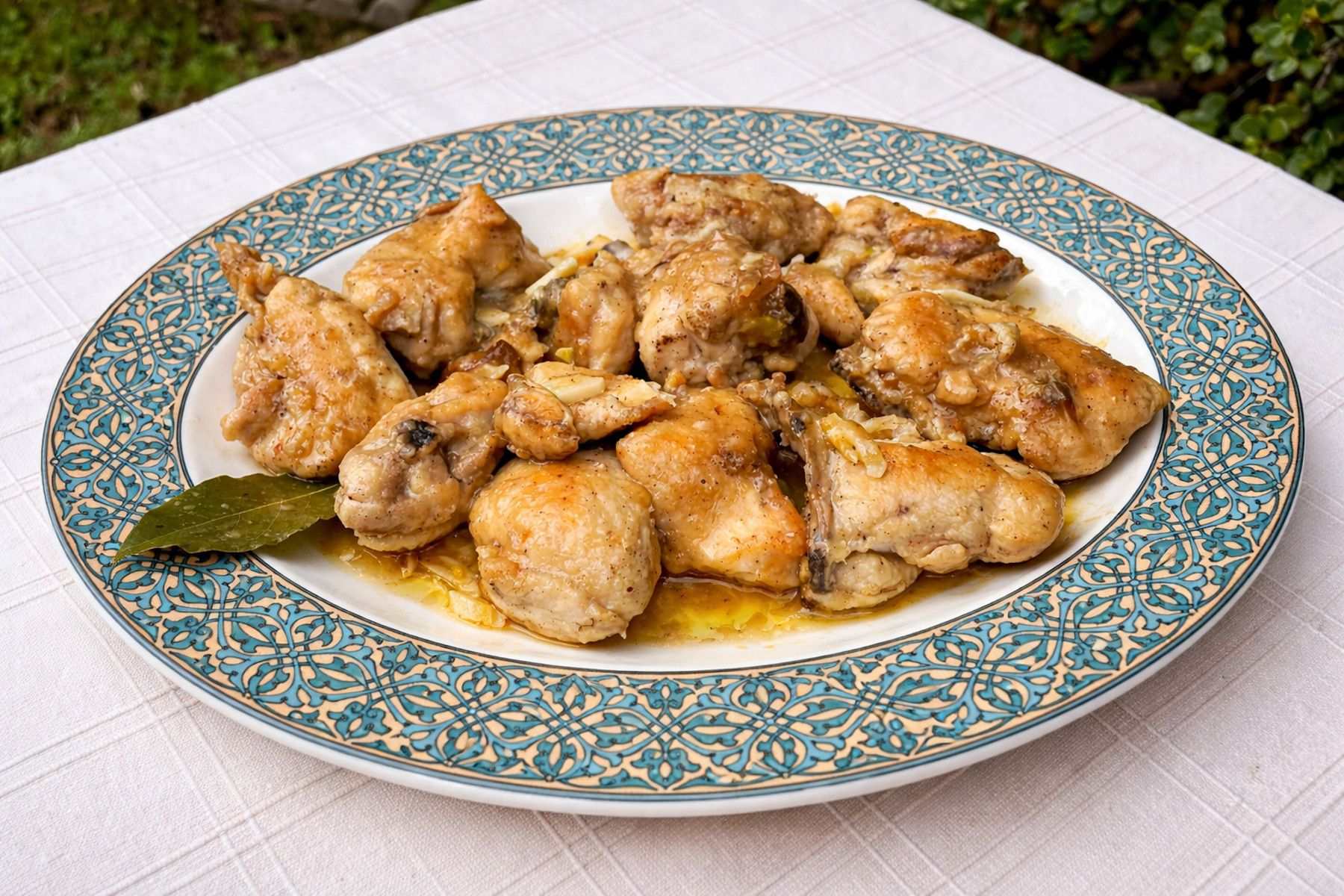 Plato de pollo al ajillo.
