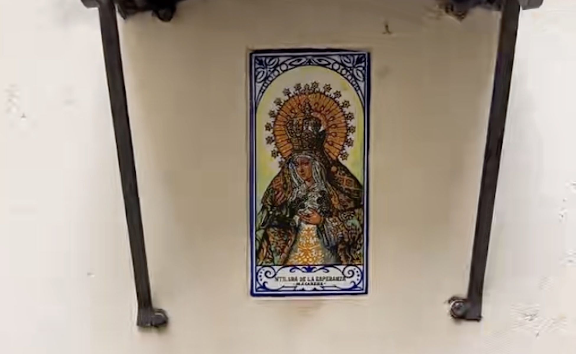 El azulejo de la Esperanza Macarena en el centro de Viena. El azulejo de la Esperanza Macarena en el centro de Viena.