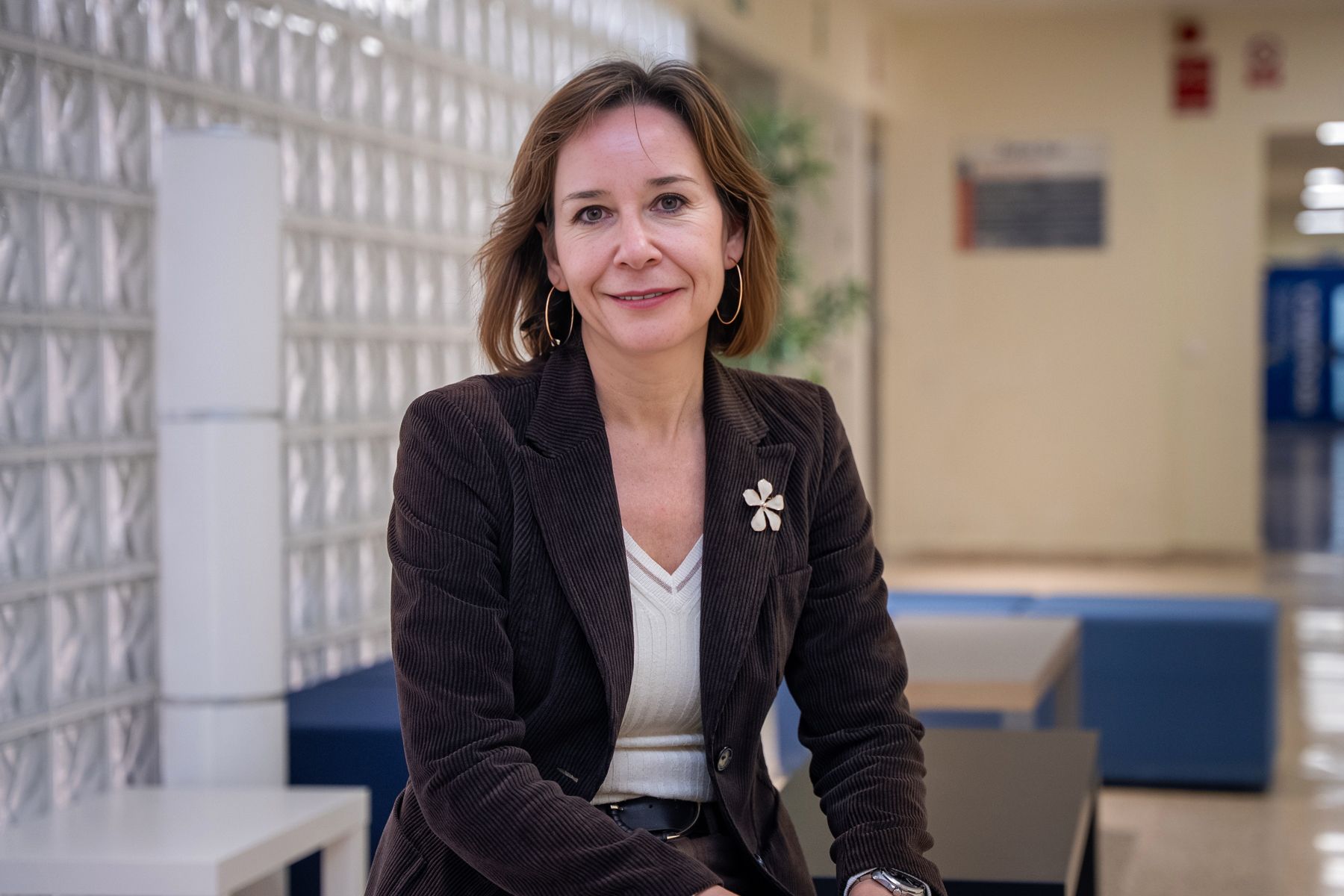 Esther Berrocoso, posando en la Faculta de Medicina de Cádiz.