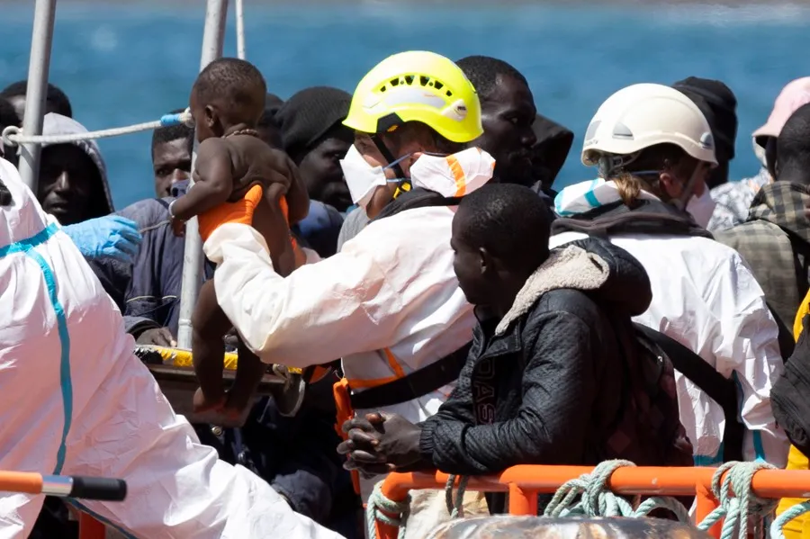 Migrantes tras entrar en España, en una imagen de archivo.
