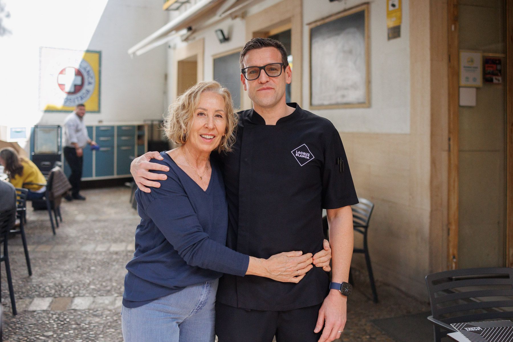 Uchi Sañudo y Miguel Tabernillas, propietarios de La Cruz Blanca, este viernes en la terraza del restaurante en la Plaza de la Yerba. Uchi Sañudo y Miguel Tabernillas, propietarios de La Cruz Blanca, este viernes en la terraza del restaurante en la Plaza de la Yerba.