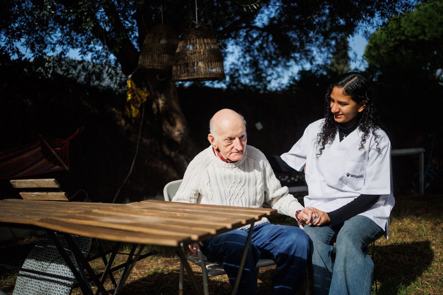 Una persona mayor, cuidada por una profesional de la empresa.