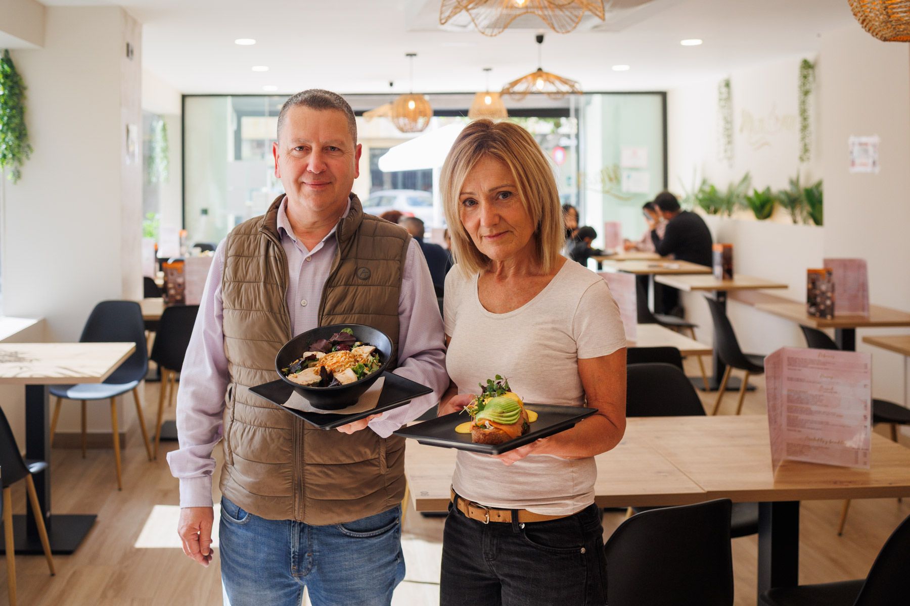 Los propietarios del local, con algunos platos elegidos. Los propietarios del local, con algunos platos elegidos.