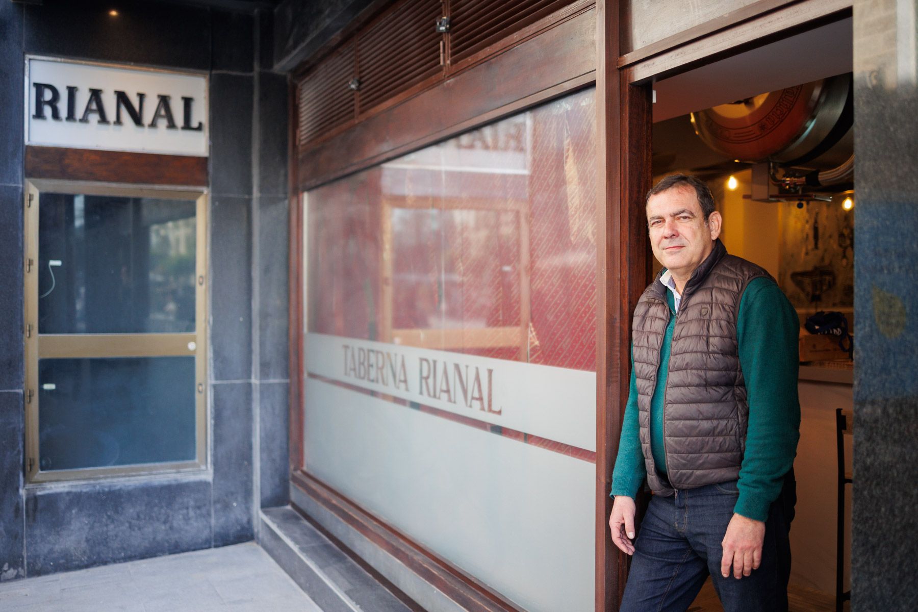 Juan Manuel Pacheco, en la puerta de lo que será Taberna Rianal.