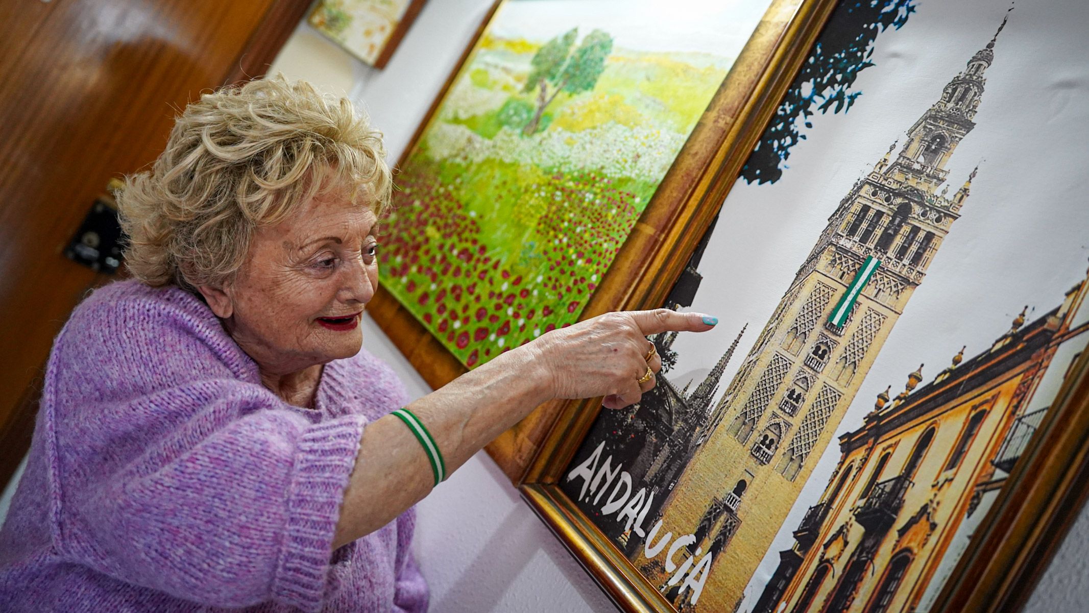 Eligia Lorenzo con una imagen que inmortaliza el izado.