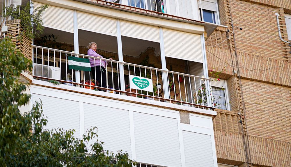 eligia lorenzo bandera de andalucia en la giralda sevilla 11
