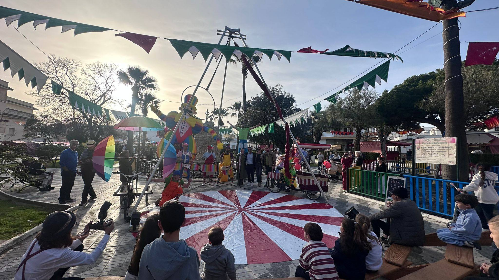 Ya está inaugurado el primer mercado circense carnavalesco de Barbate. Ya está inaugurado el primer mercado circense carnavalesco de Barbate.