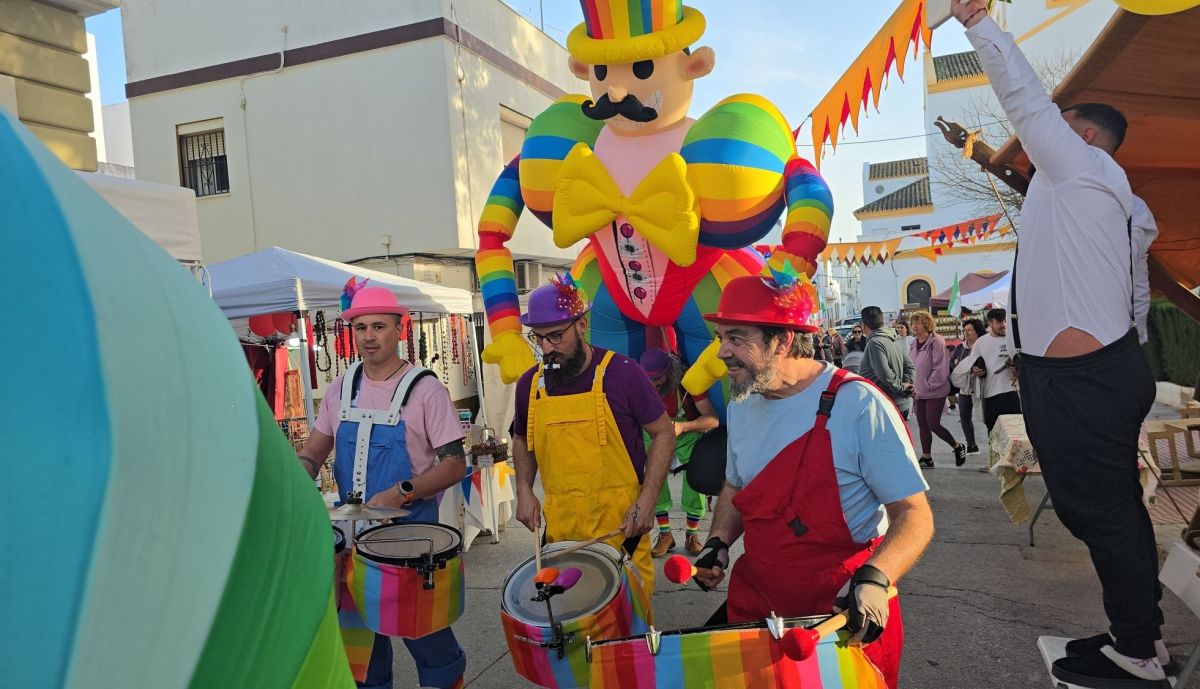 Los pasacalles animan el mercado.