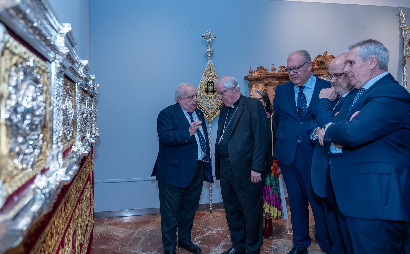 Sainz Meneses atendiendo las explicaciones sobre los elementos que forman parte de la exposición. 