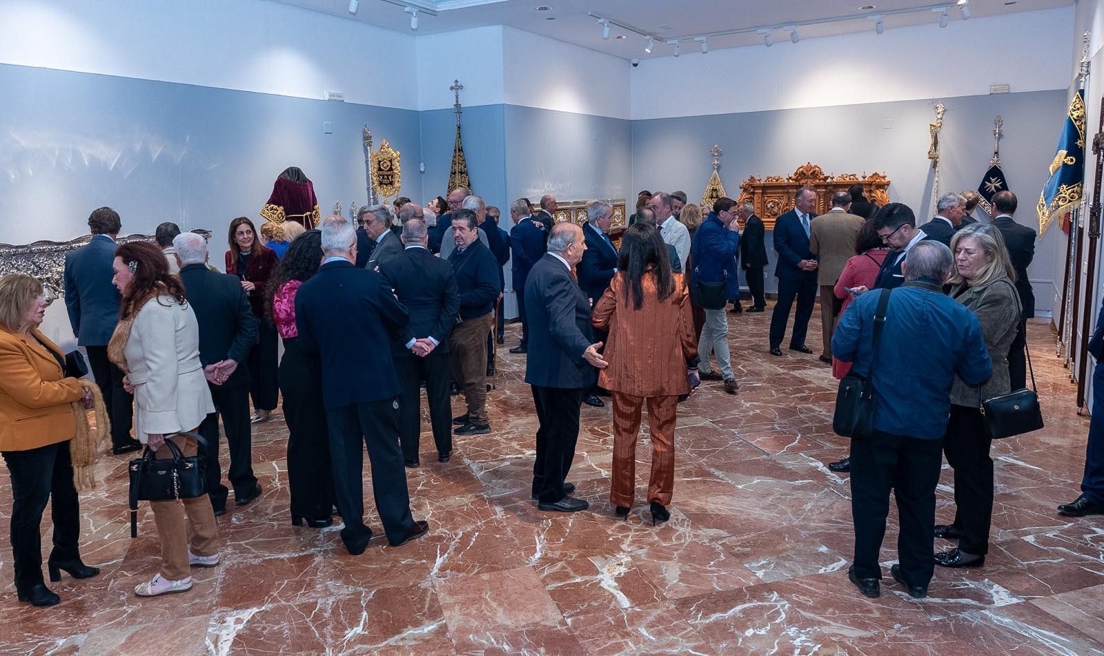 Salón del Circulo Mercantil donde se exponen los estrenos para la Semana Santa. 