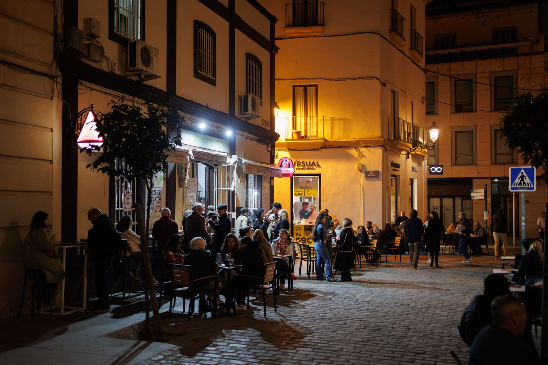 'Terraceo' en las inmediaciones del Villamarta antes de ir al espectáculo. 'Terraceo' en las inmediaciones del Villamarta antes de ir al espectáculo.