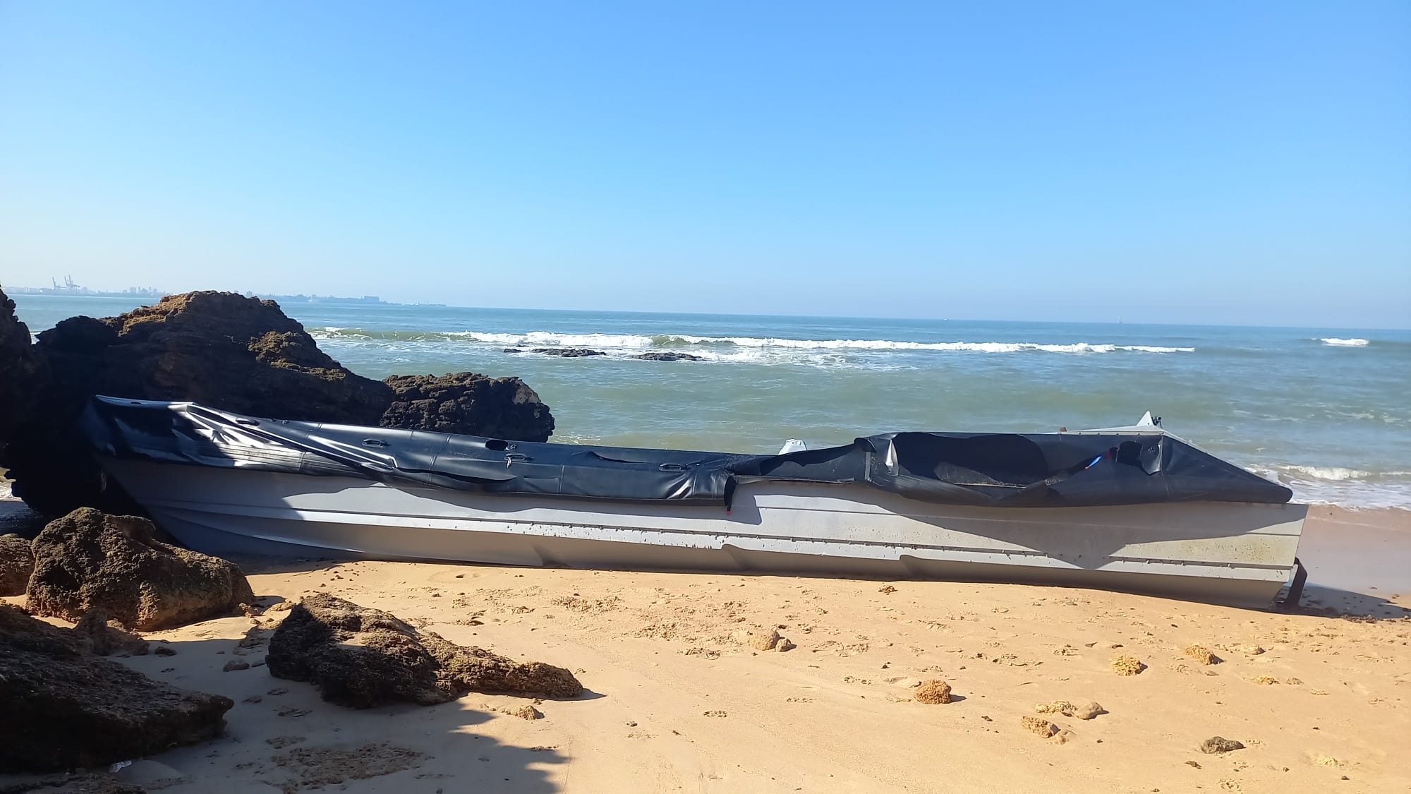 Narcolancha abandonada en El Puerto.