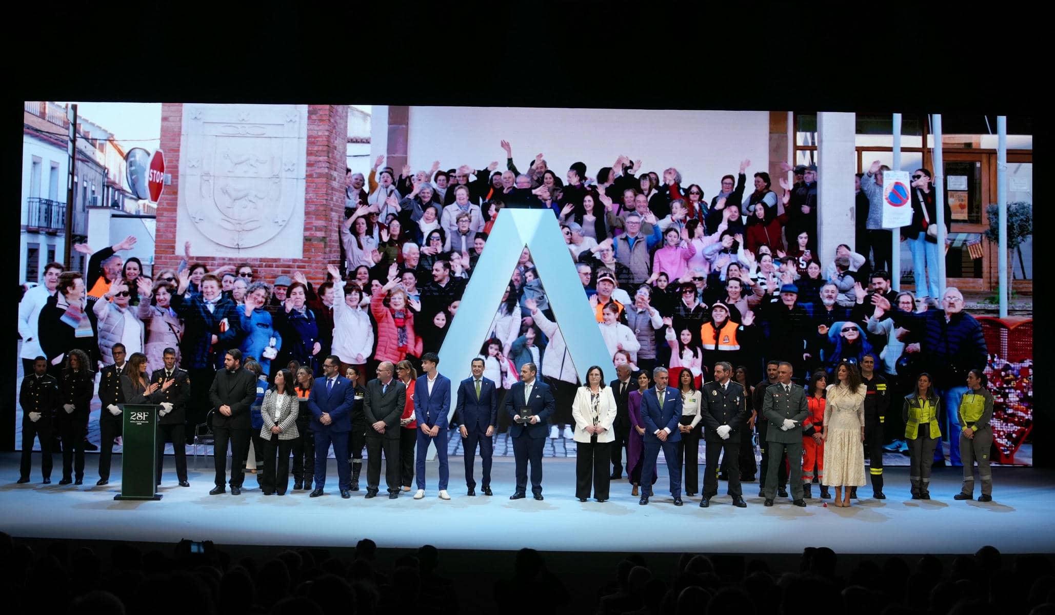 Adamuz recibe la Medalla de Andalucía tras el accidente ferroviario con una larga ovación