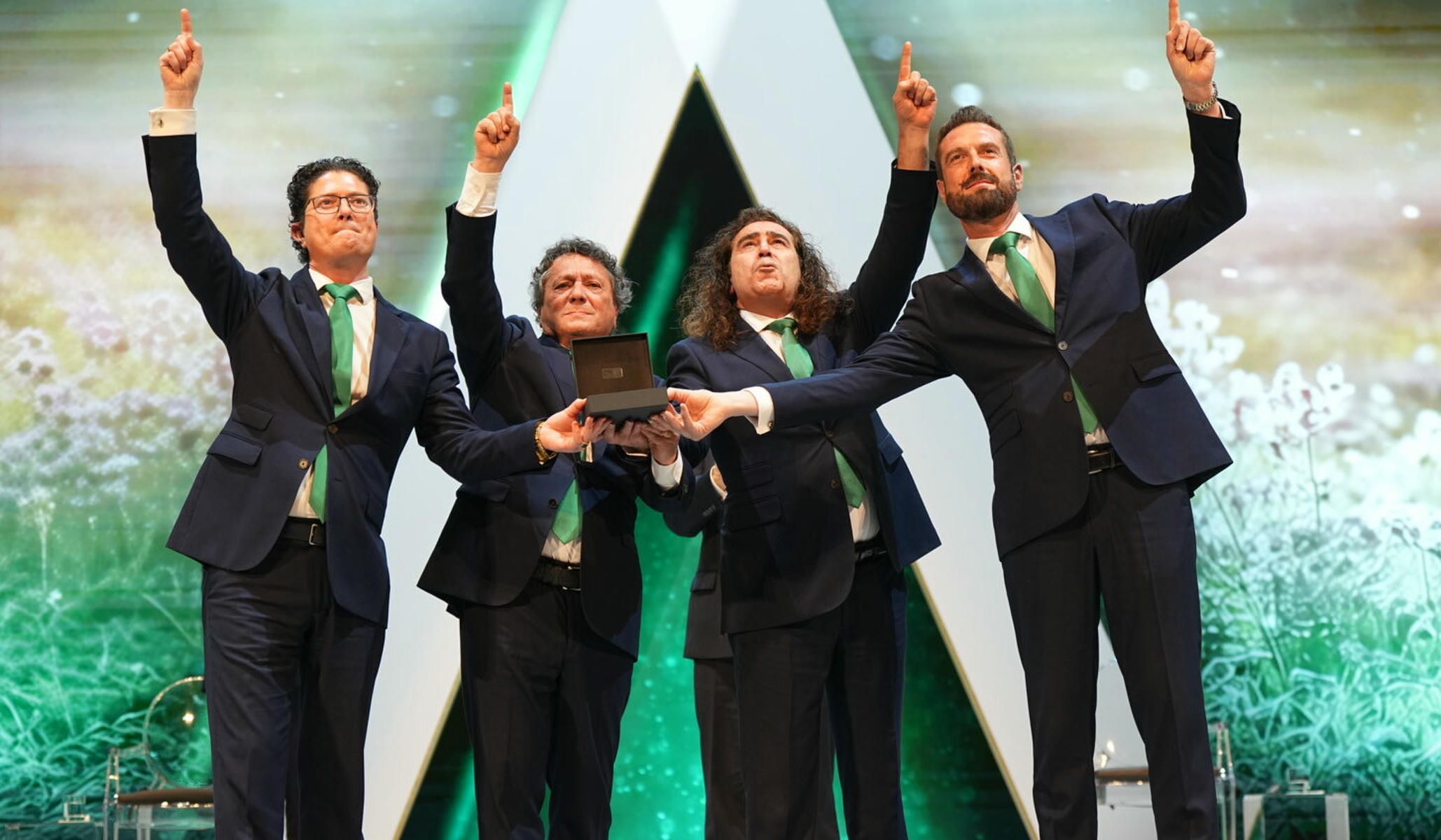 Cantores de Hispalís recibe la Medalla de Andalucía y rinde homenaje a su fundador, Pascual González