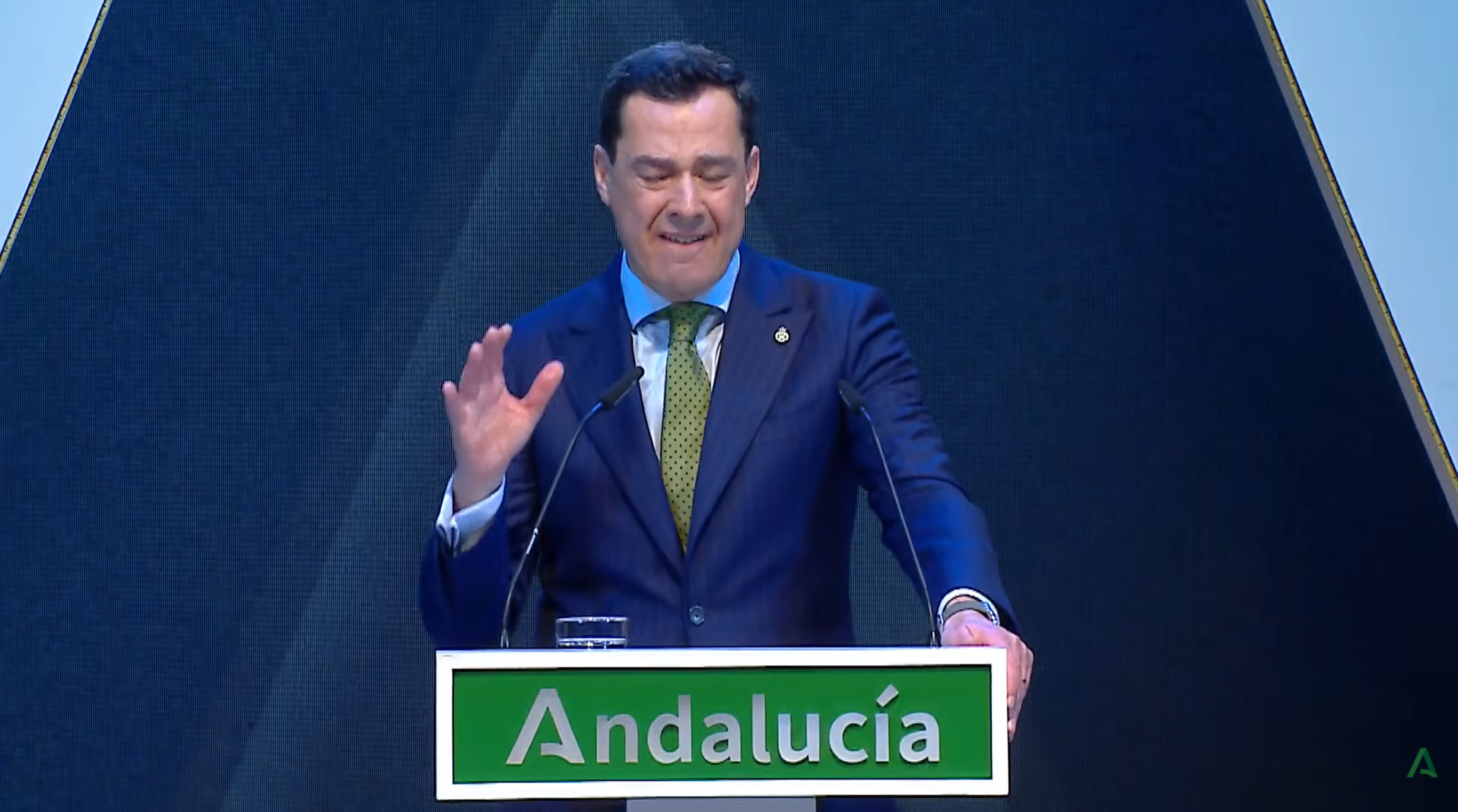 Juanma Moreno emocionado en su discurso. Juanma Moreno emocionado en su discurso.