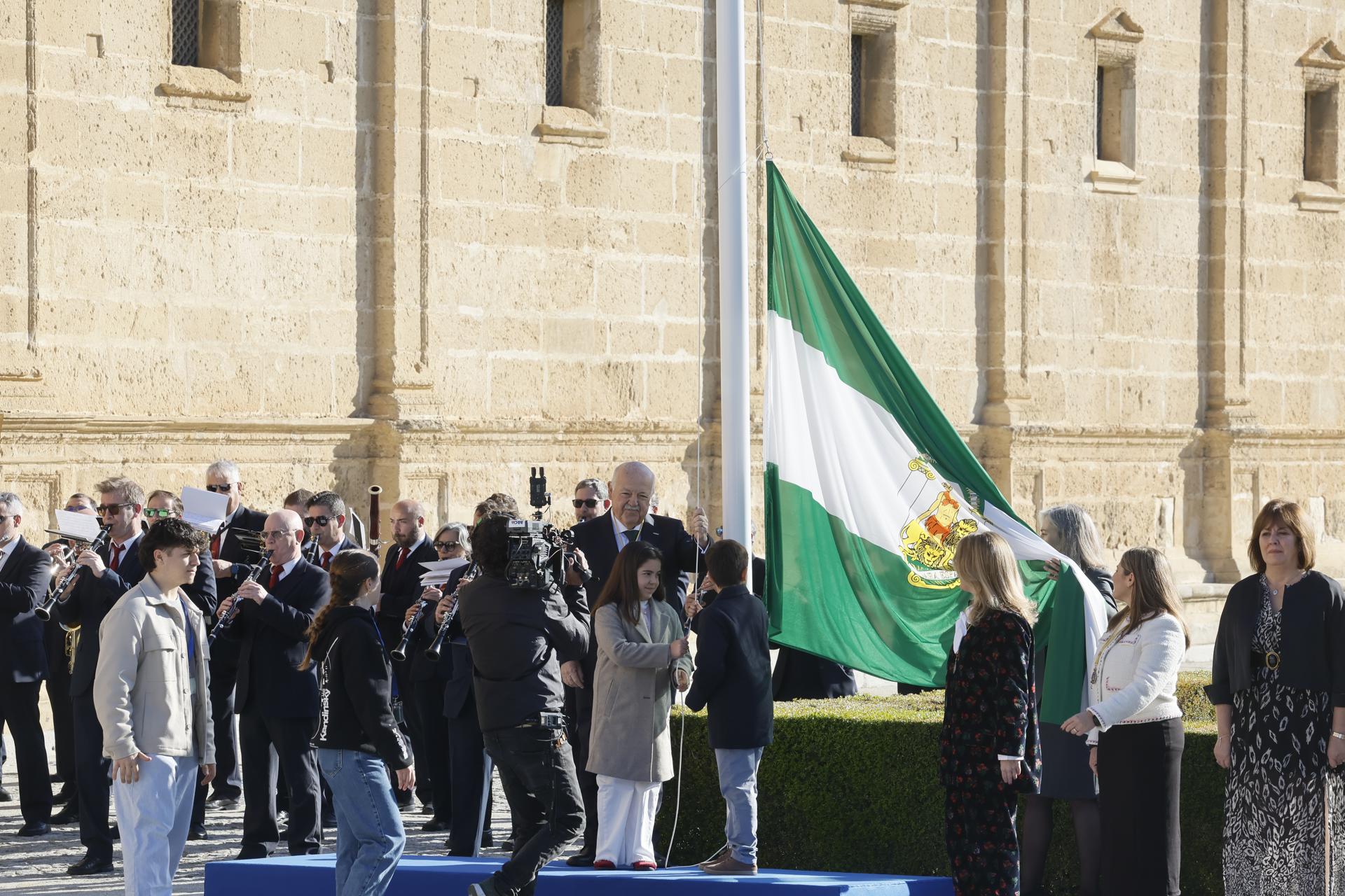 Izado de la bandera en el Parlamento.