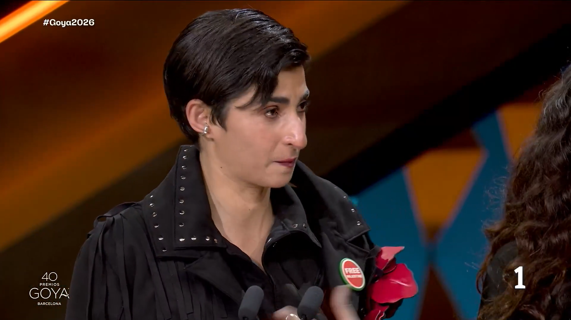 Alba Flores recogiendo la estatuilla.