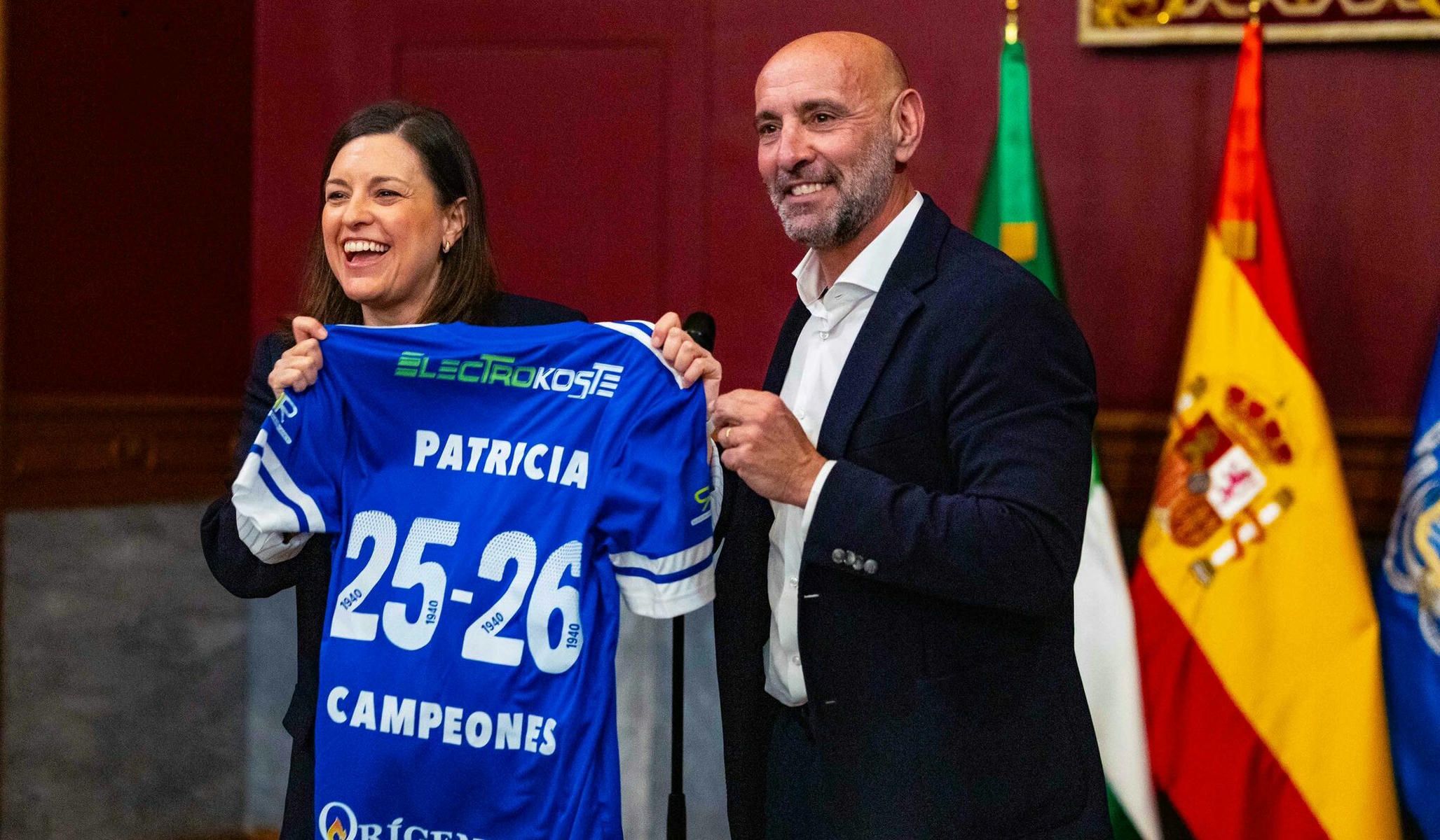 Monchi hace entrega a la alcaldesa de San Fernando la camiseta del equipo como campeones