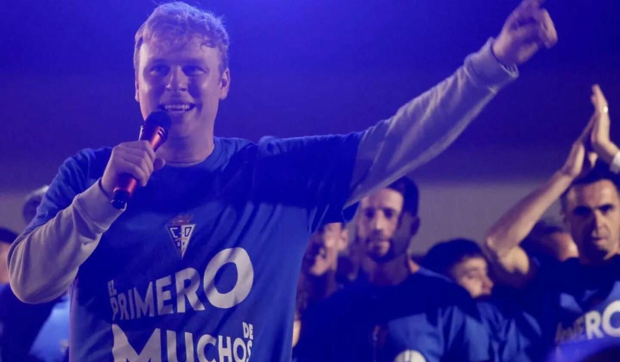 Jugadores del CD San Fernando 1940 celebran el ascenso