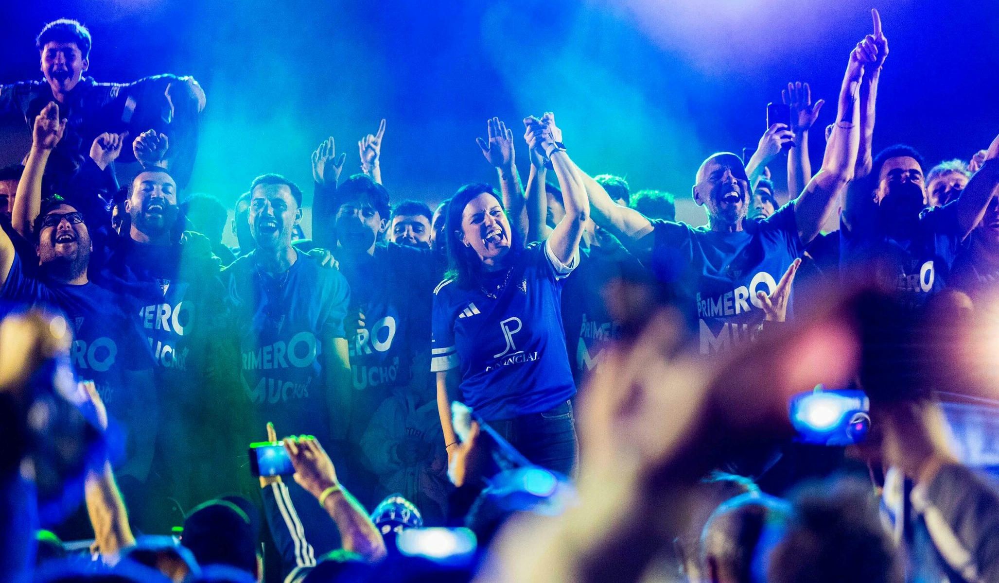 Patricia Cavada celebrando junto a CD San Fernando 1940 el ascenso a cinco jornadas del fin de la temporada