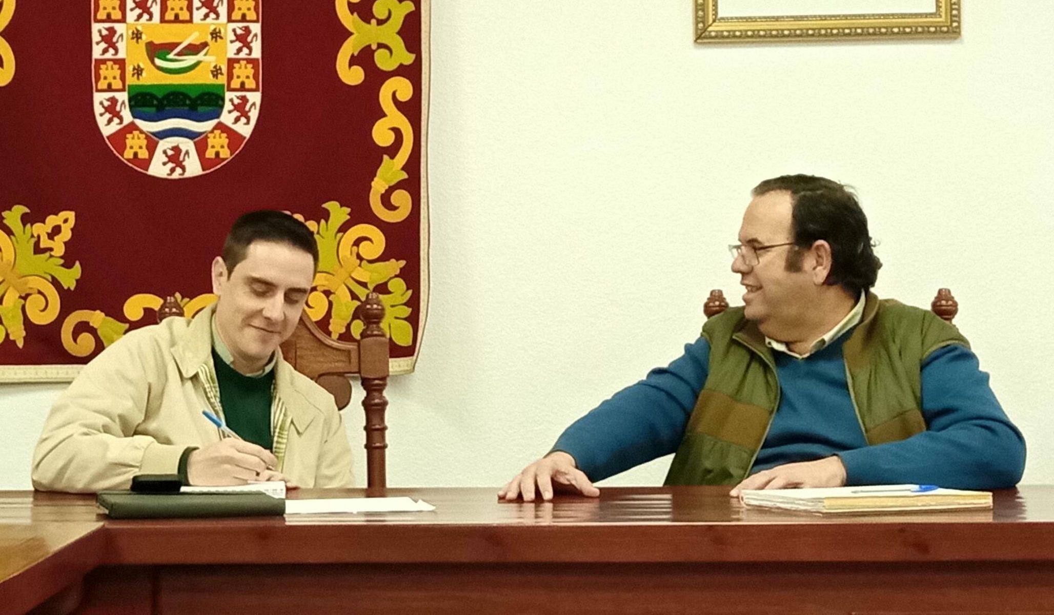 Jaime Espinar junto al alcalde de La Barca en la firma del Contrato extraordinario