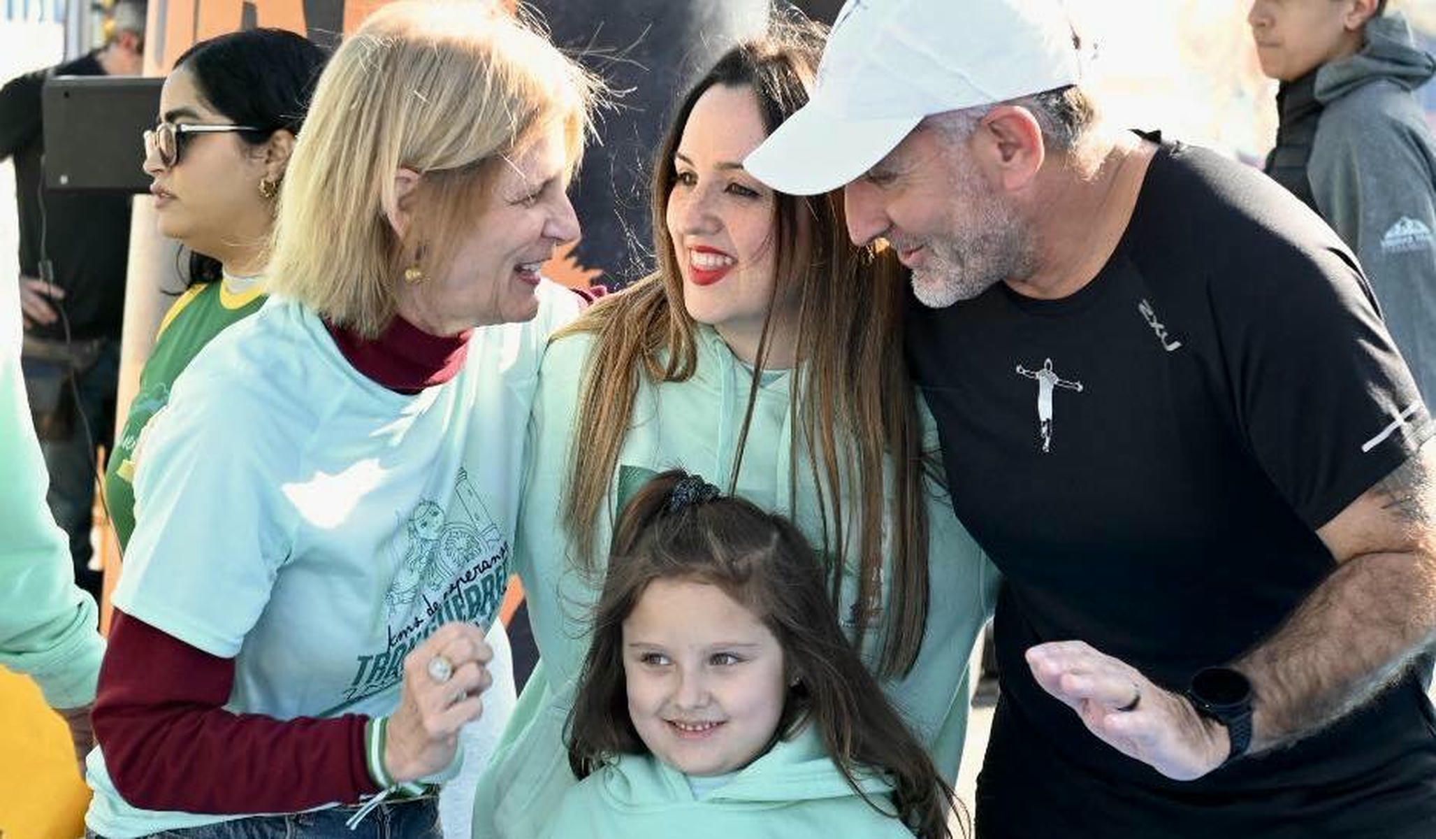 María José García Pelayo, junto a la pequeña Valentina, su madre y el delegado de Deportes, Tomás Sampalo