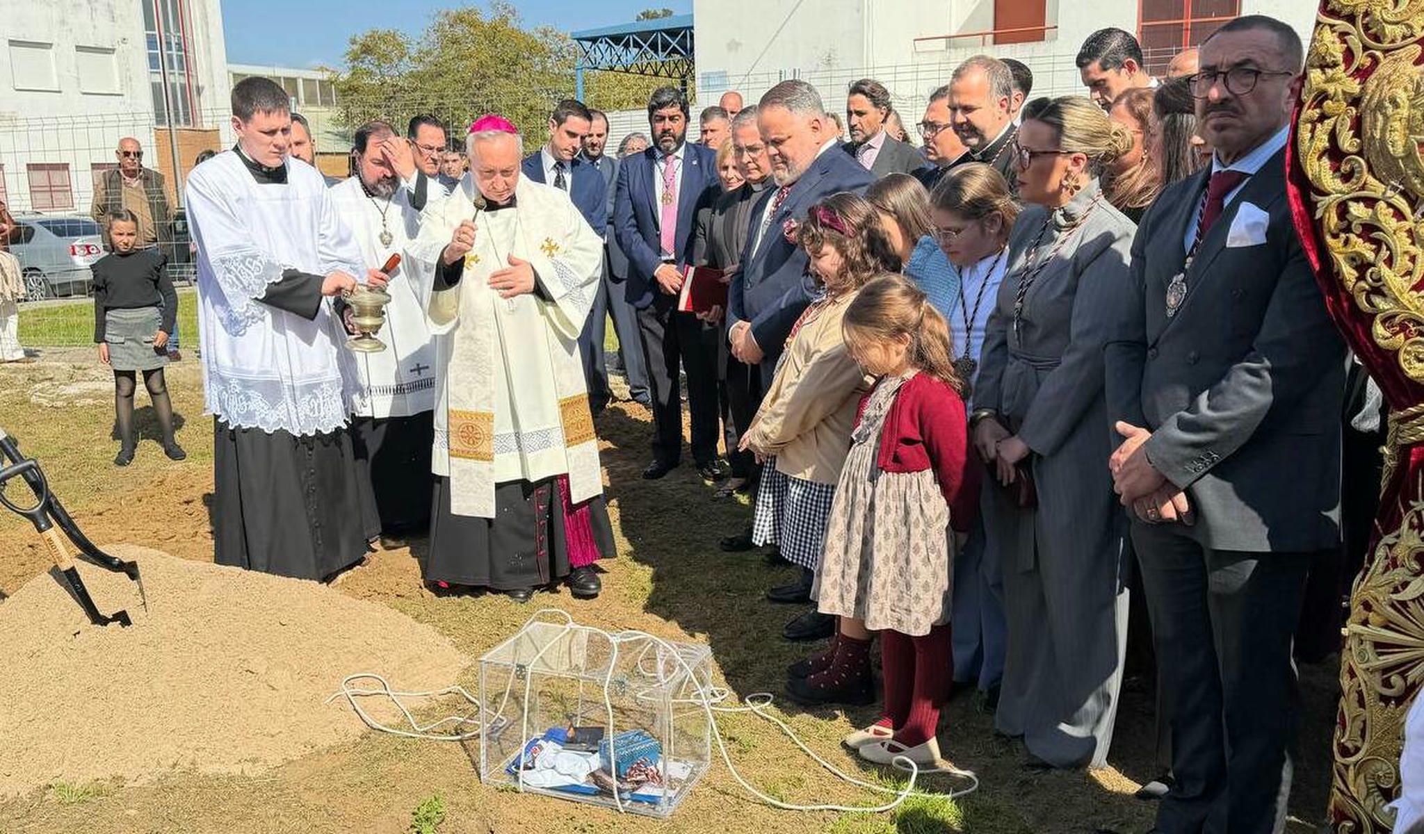 Don José Rico Pavés bendiciendo la primera piedra colocada para la nueva casa del Soberano Poder en Jerez
