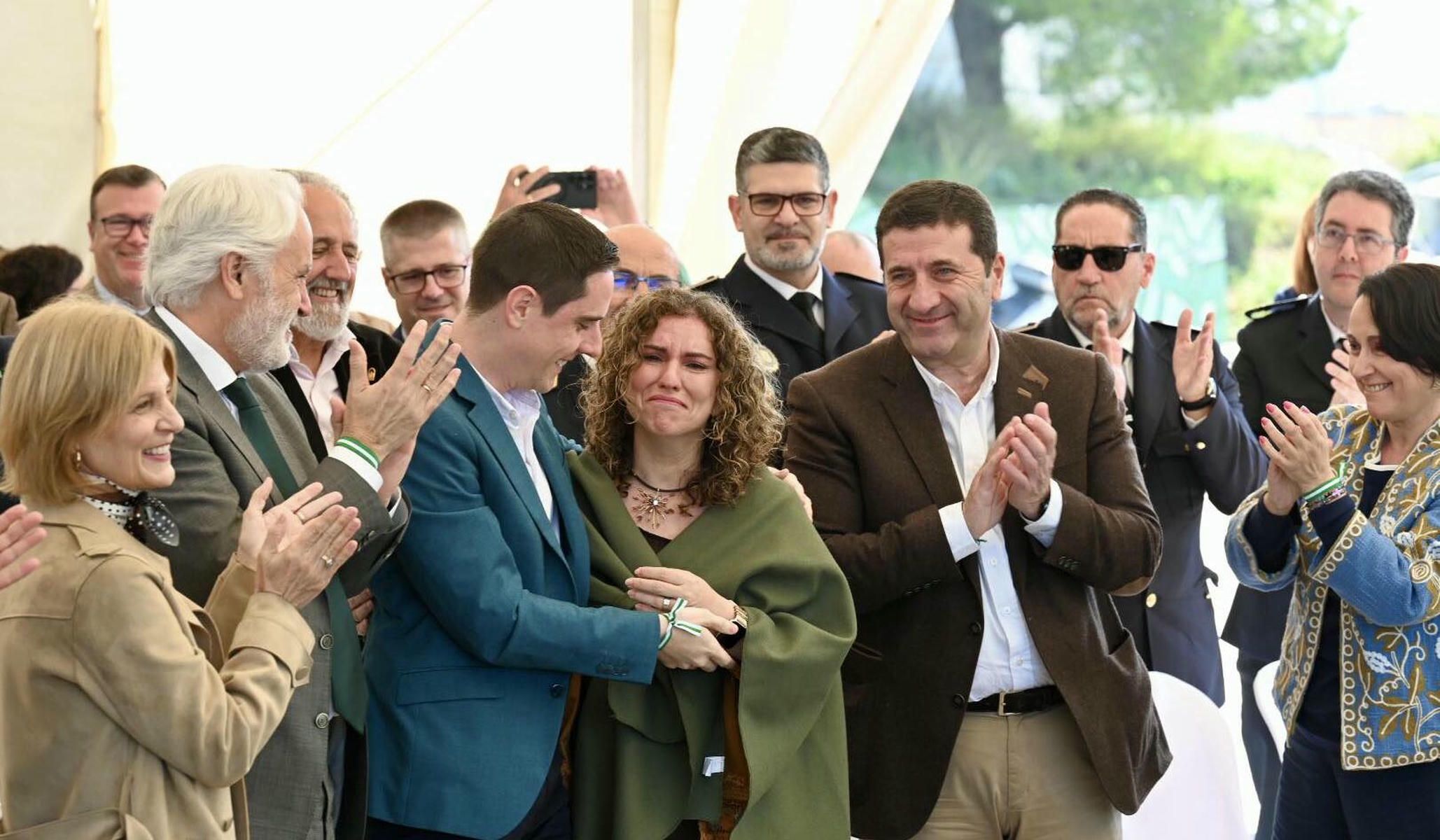 Susana Sánchez, entre lágrimas, al ser ovacionada por su labor en la Zona Rural de Jerez durante el temporal