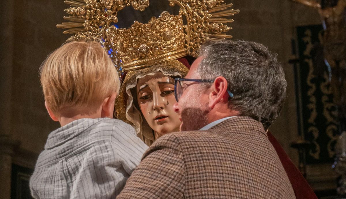 Nuestra Señora de las Lagrimas, de la Hermandad de la Vera Cruz, expuesta en besamanos.