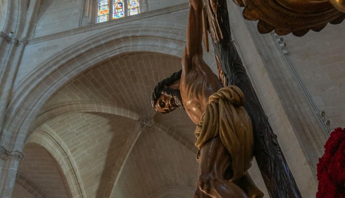 El Cristo de la Buena Muerte bajo las bóvedas de Santiago. 