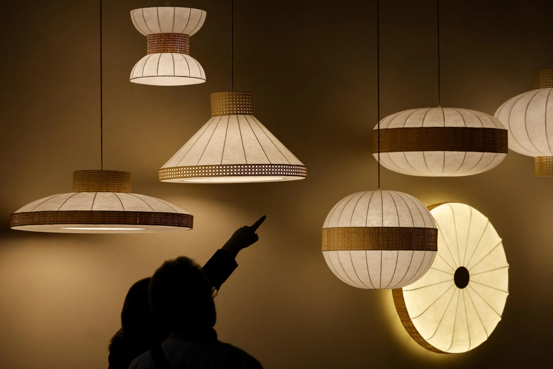 Dos personas contemplan unas lamparas. El precio de la luz vuelve a subir. Archivo/EFE/Kai Försterling.