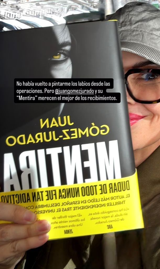 La periodista y escritora, con el último libro de Juan Gómez-Jurado. La periodista y escritora, con el último libro de Juan Gómez-Jurado.