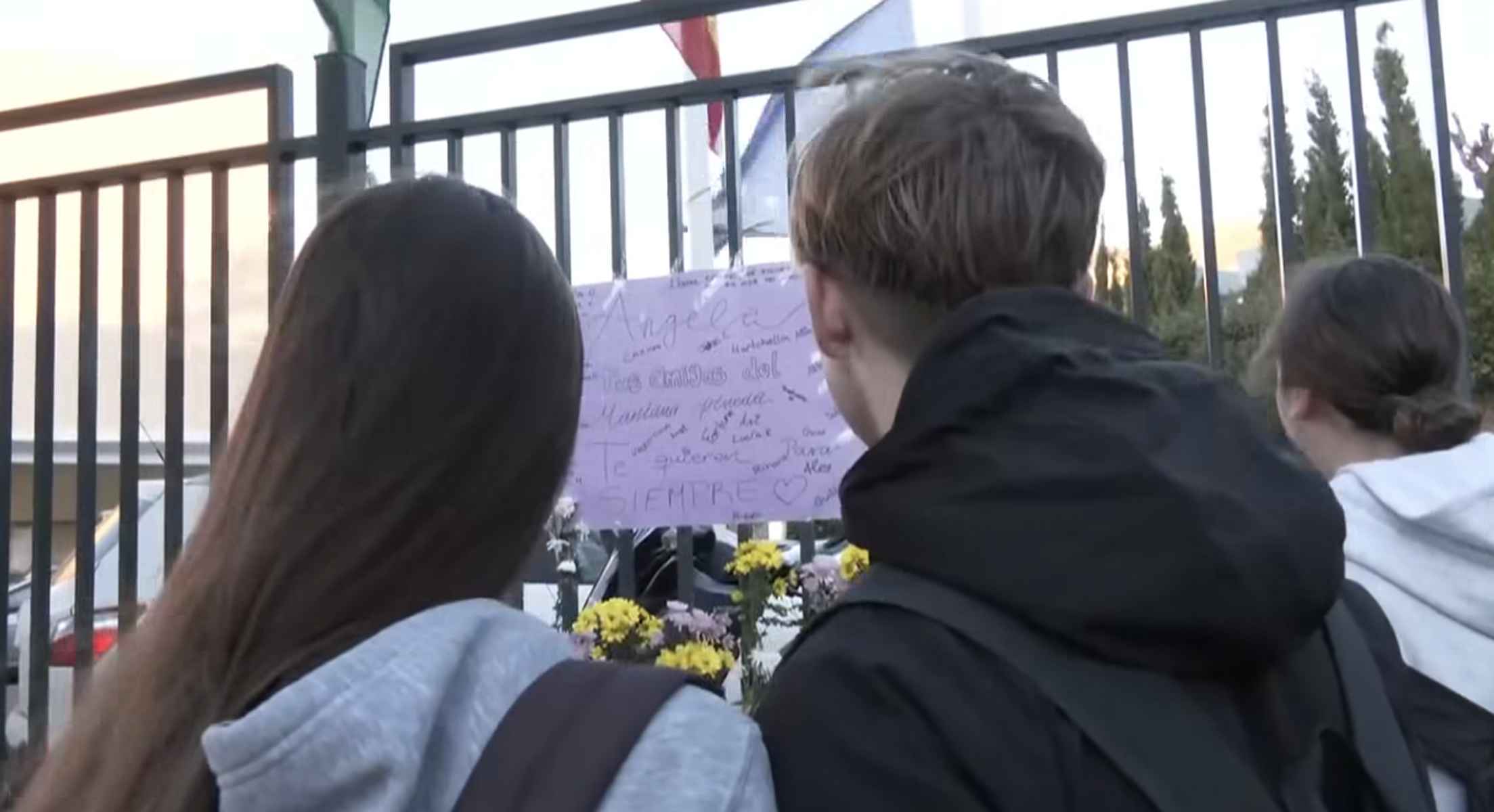 Alumnado del IES Benalmádena delante de los mensajes dedicados a Ángela tras su muerte.