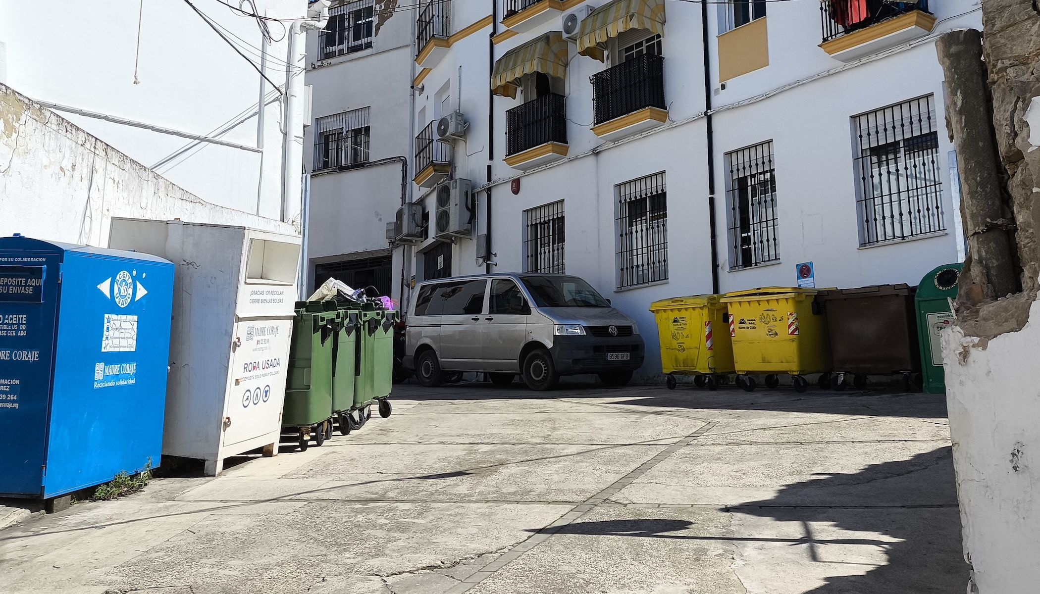 Contenedores en las calles de Ubrique.
