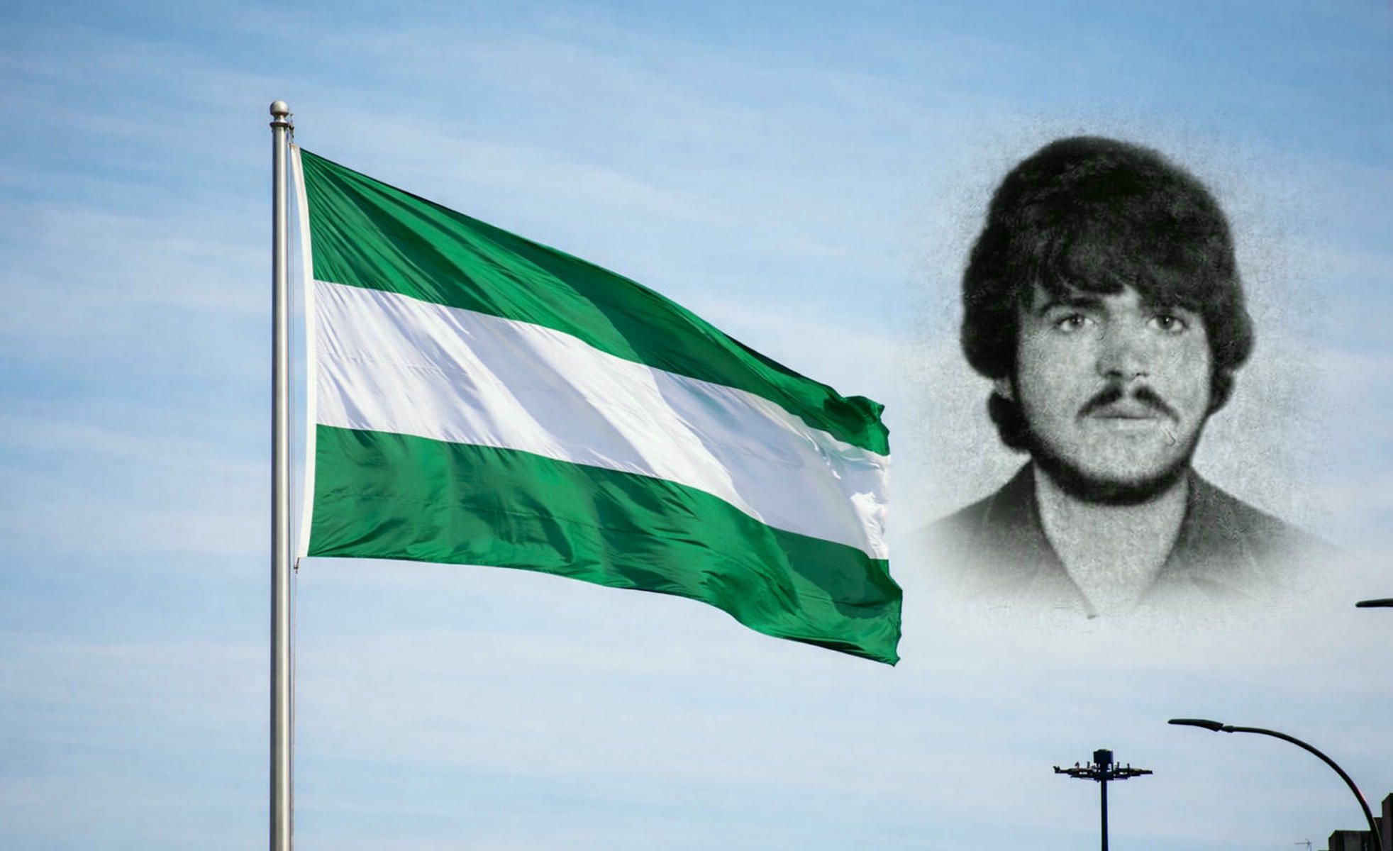 Manuel José García Caparrós, con una bandera de Andalucía.