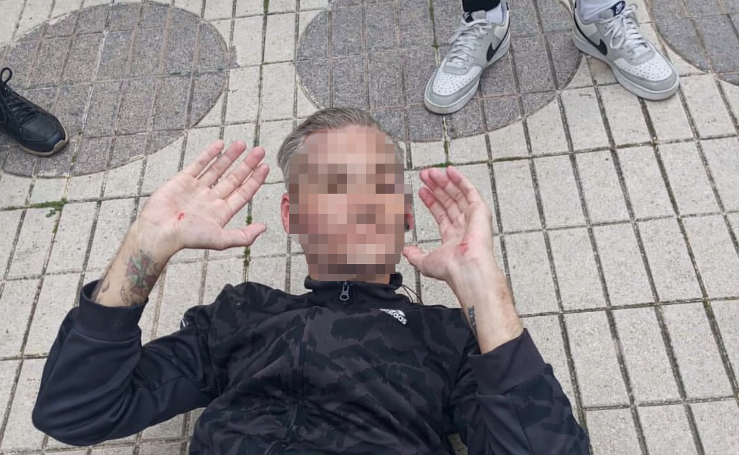 El individuo, en el suelo, tras el intento de raptar a una niña en Fuengirola.