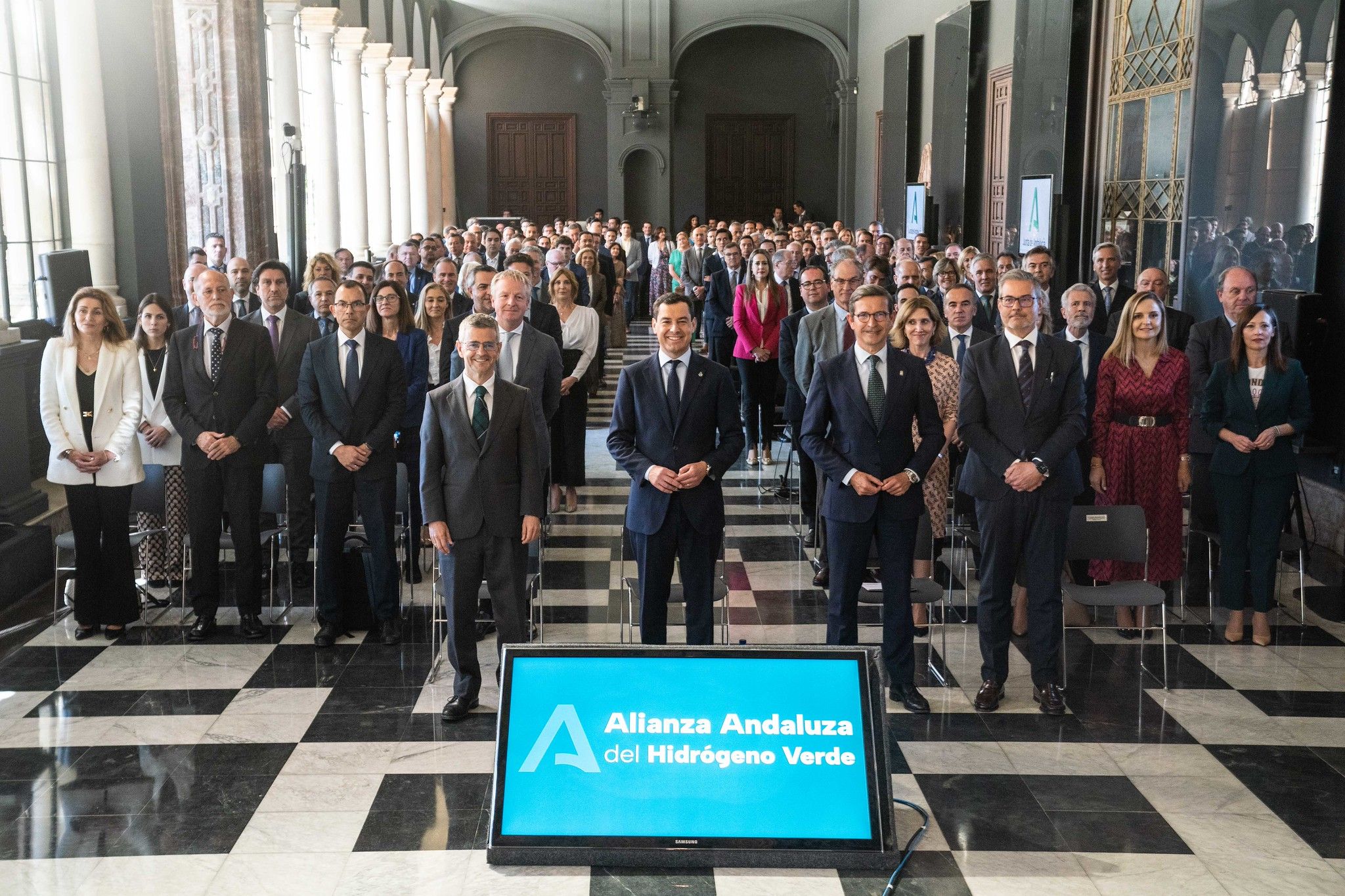 El presidente de la Junta, Juanma Moreno, preside el acto de presentación de la Alianza Andaluza por el Hidrógeno Verde, con un papel decisivo de uno de los clústeres de innovación, en una imagen de archivo. El presidente de la Junta, Juanma Moreno, preside el acto de presentación de la Alianza Andaluza por el Hidrógeno Verde, con un papel decisivo de uno de los clústeres de innovación, en una imagen de archivo.
