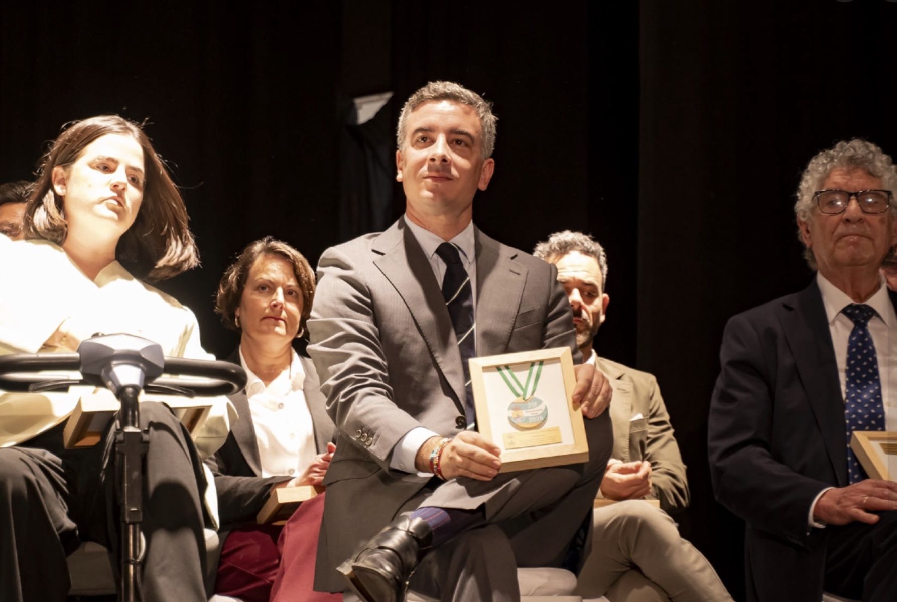 Rodrigo Rodríguez Hans, vicepresidente de Prodetur, recoge la Medalla de Andalucía del ayuntamiento de Gelves.