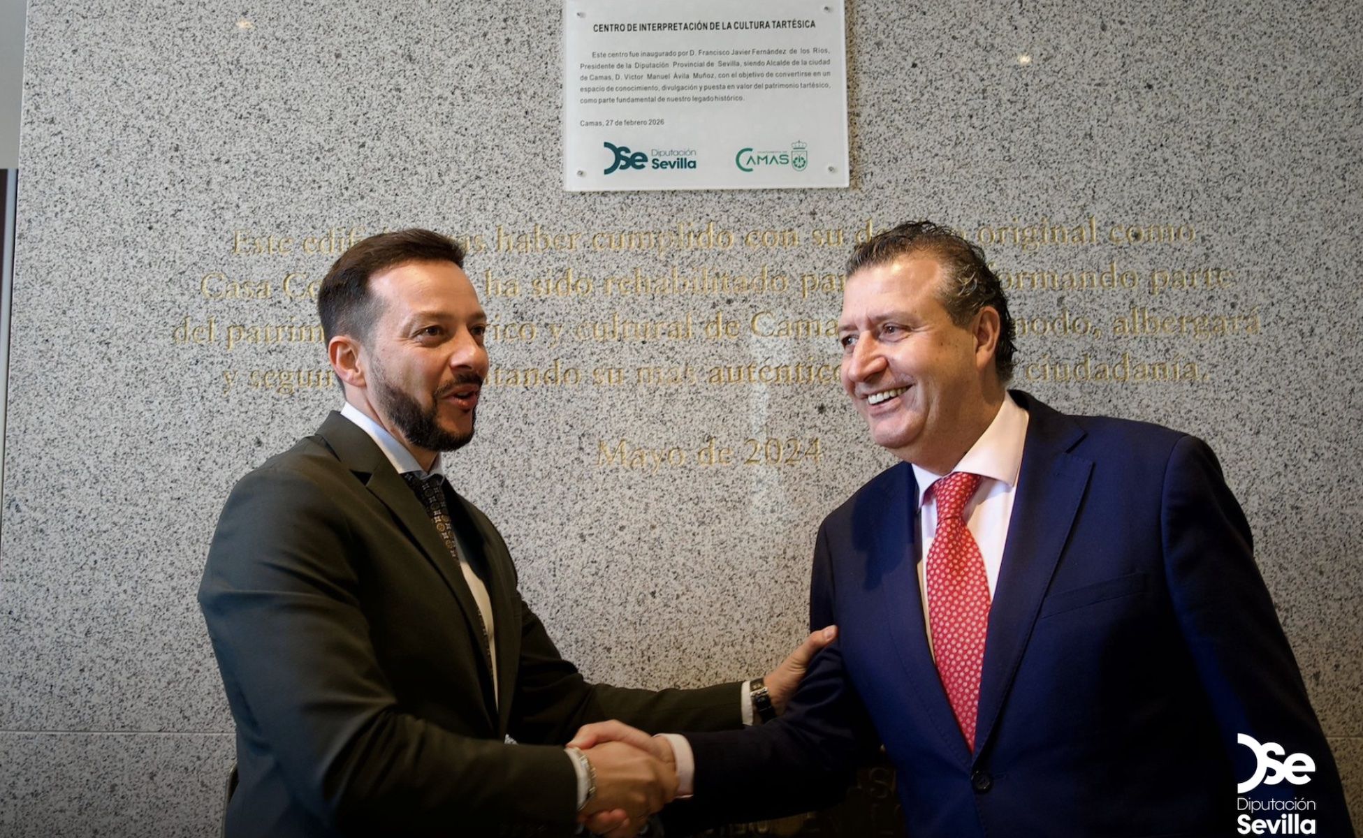 El alcalde de Camas, Víctor Manuel Ávila, y el presidente de la Diputación de Sevilla, Javier Fernández, y el, en la apertura del centro.