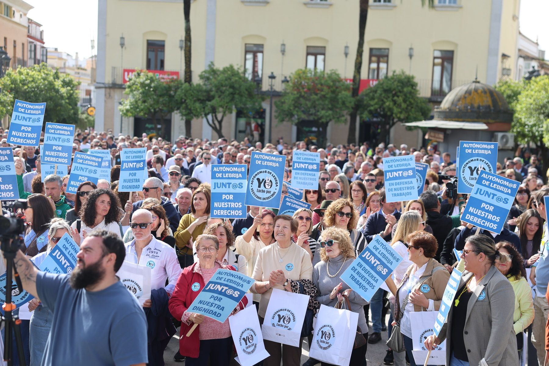 La manifestación de los autónomos en Lebrija ha abarrotado esta mañana la Plaza de España de la localidad.