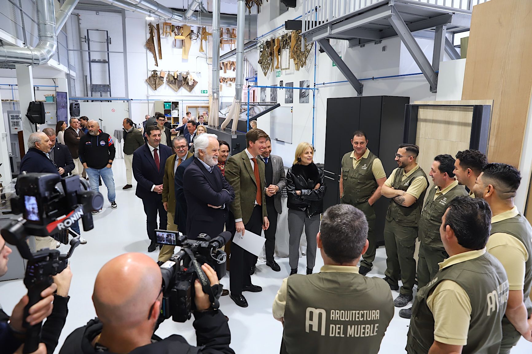 Los reyes de la madera son de Jerez: inauguran nave industrial de Arquitectura del Mueble.