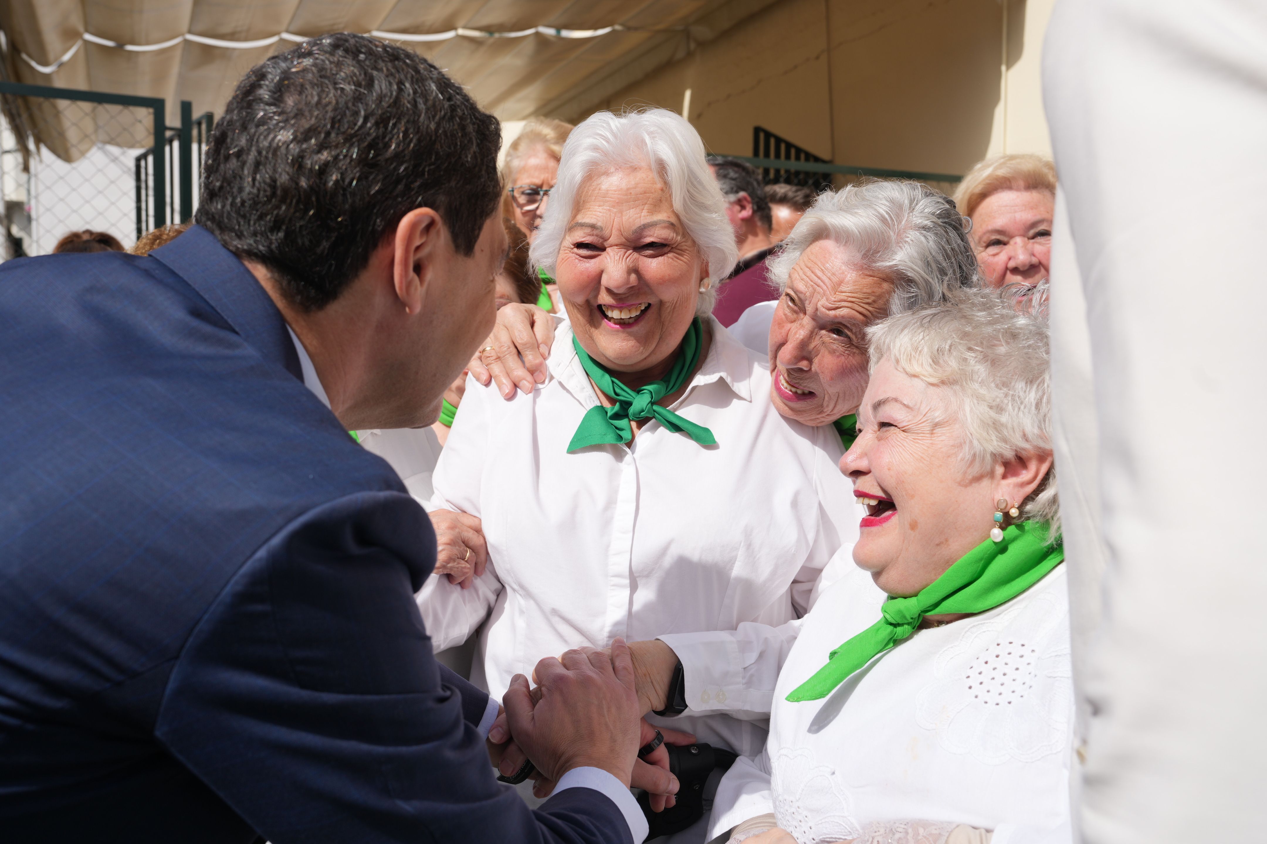 Andalucía duplica su inversión en Dependencia mientras lucha contra la soledad no deseada. Un momento de la visita de Juanma Moreno al reformado Centro de Participación Activa de Camas, en Sevilla, este lunes.