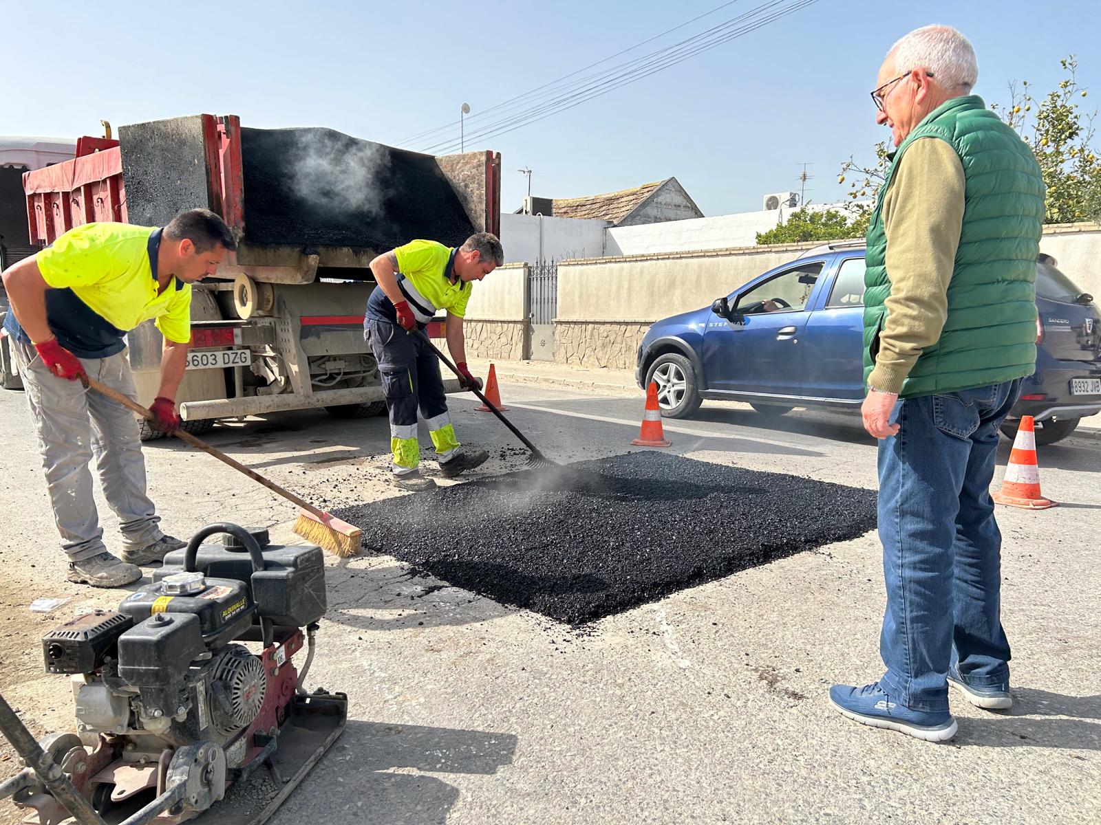 Trabajos de arreglo de baches en Sanlúcar.
