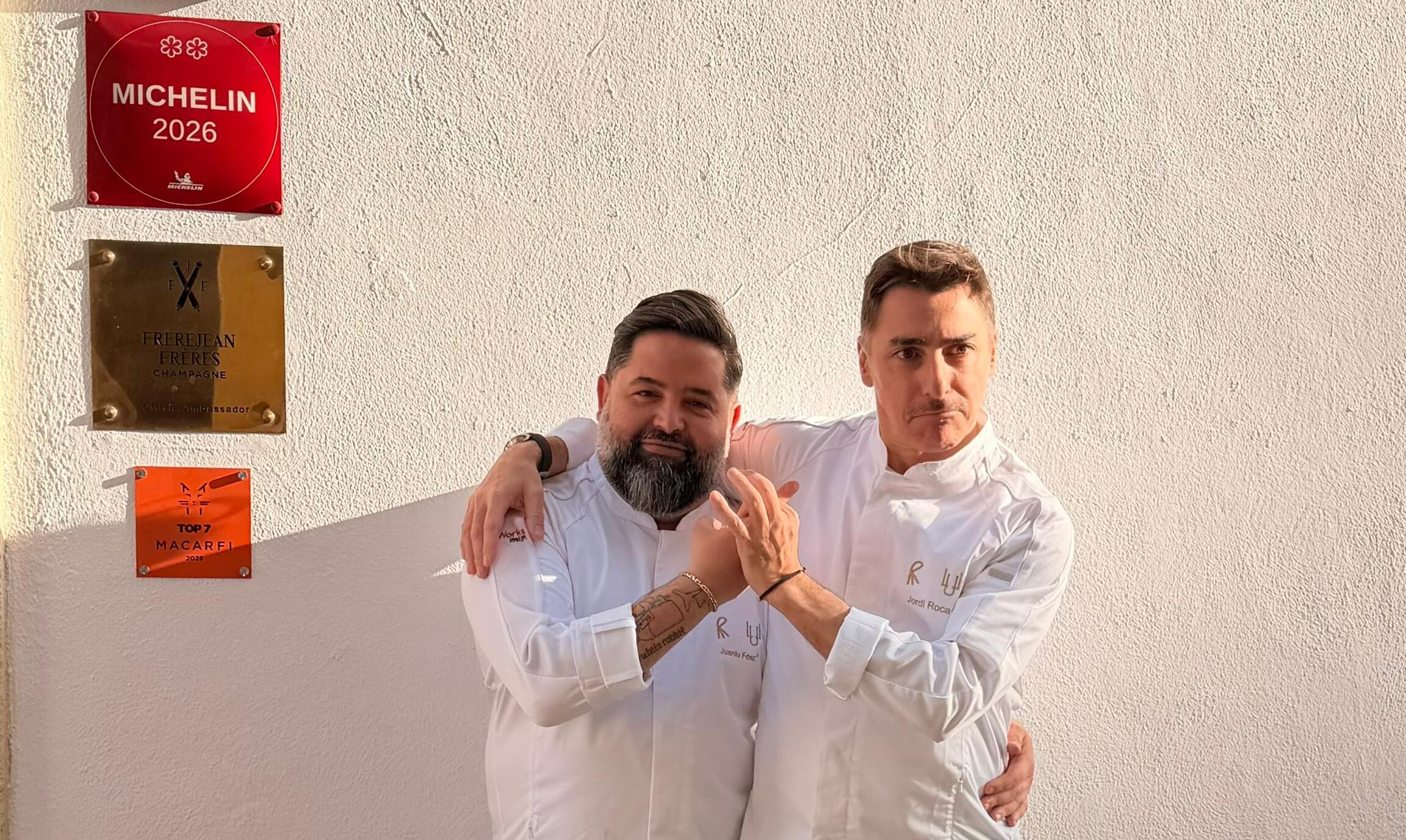 Juanlu Fernández y Jordi Roca, uno de los grandes genios de la gastronomía mundial, en la puerta de LÚ, Cocina y Alma, en Jerez.