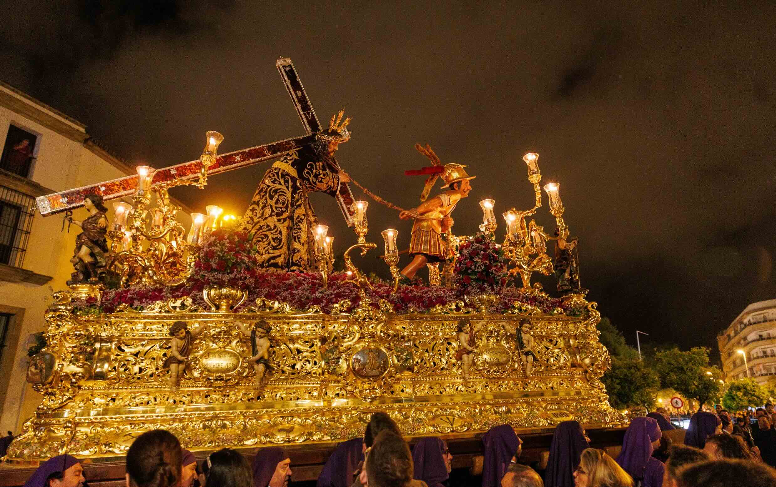 Jesús Nazareno, la pasada Noche de Jesús de 2025, a su paso por el Mamelón, en una estampa clásica de la Semana Santa de Jerez.